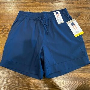 NWT. Mondetta Ladies Active Walking Short.  Size Small.
